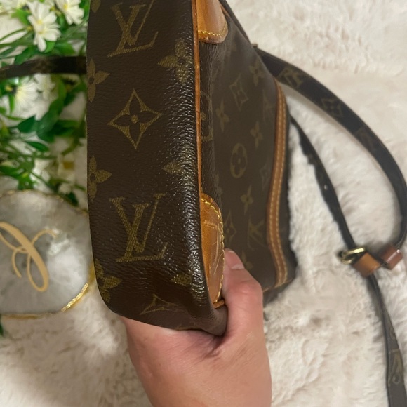 Authentic LV Vintage Crossbody bag - Picture 8 of 11